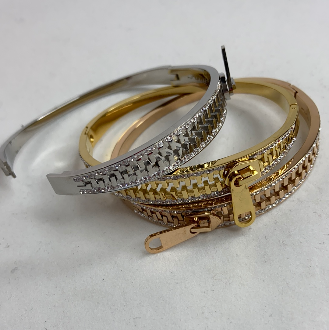 'Zip me' Bangle
